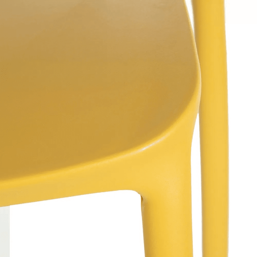 Sárga polipropilén bisztrószék.