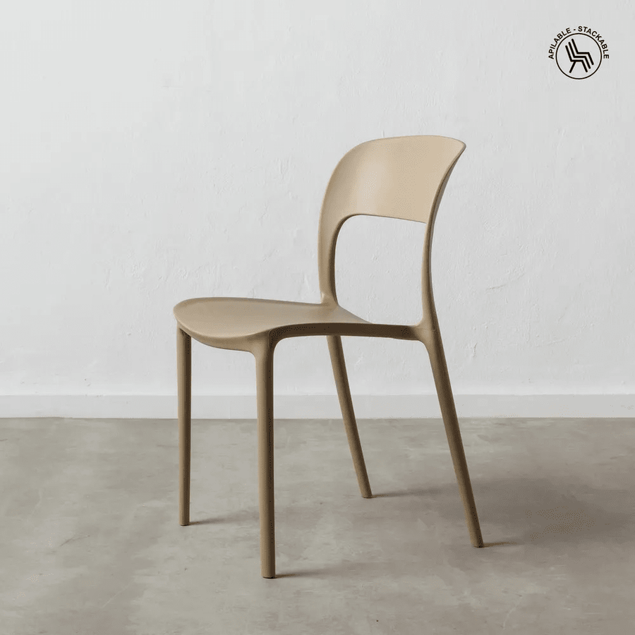 Taupe színű polipropilén bisztrószék.