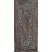 Casa Roma falpanel felső díszített kazettája, klasszikus virágmintával és íves záródással.