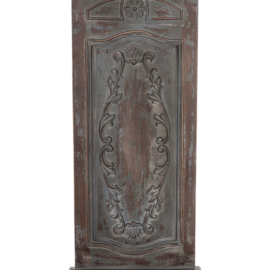 Casa Roma falpanel felső díszített kazettája, klasszikus virágmintával és íves záródással.