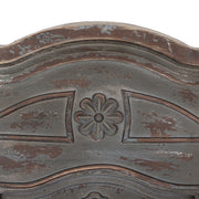 Virágdísz közelről a Casa Roma falpanel felső részén, shabby chic antikolt kivitelben.