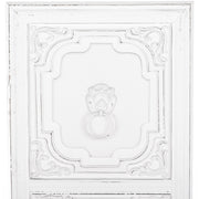 Fehér kazetta oroszlánfejes kopogtató motívummal, shabby chic stílusban.