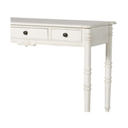 Törtfehér színű, gazdagon díszített, 3 fiókos kézműves konzolasztal.