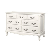 Törtfehér színű, gazdagon díszített, 7 fiókos kézműves komód.