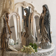 A Chateau falitükör hangulatos enteriőrben, gyertyákkal, üvegpalackokkal és rózsaszálakkal dekorálva.