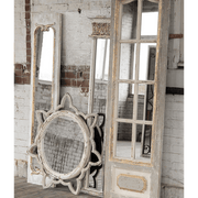 Rusztikus térben elhelyezett vintage falitükör több antik tükörrel együtt.