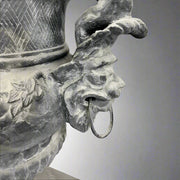 Antikolt öntöttvas kaspó részlet, oroszlánfejes fogantyúval és patinás rozsdaszínű felülettel, Château Jardin kollekció.