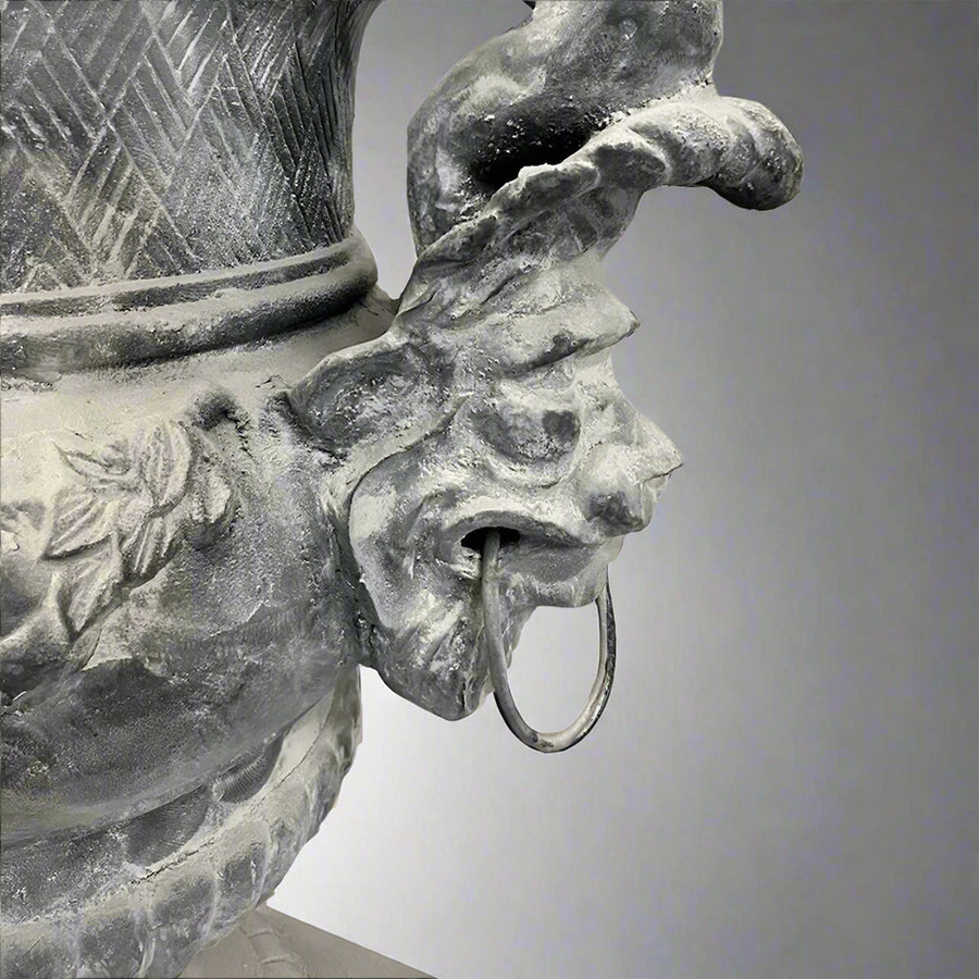 Antikolt öntöttvas kaspó részlet, oroszlánfejes fogantyúval és patinás rozsdaszínű felülettel, Château Jardin kollekció.