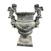 Antikolt öntöttvas díszkaspó könyöklő puttófigurákkal és klasszikus ornamentikával, Château Jardin kollekció, 100 cm magas.