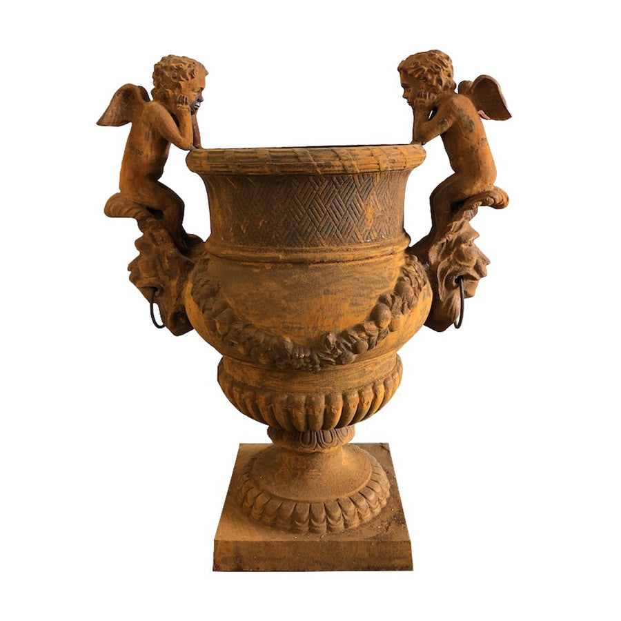 Antikolt öntöttvas díszkaspó könyöklő puttófigurákkal és klasszikus ornamentikával, Château Jardin kollekció, 100 cm magas.