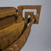 Château Jardin öntöttvas kaspó stilizált, antikolt négyzetes fogantyú részlete.