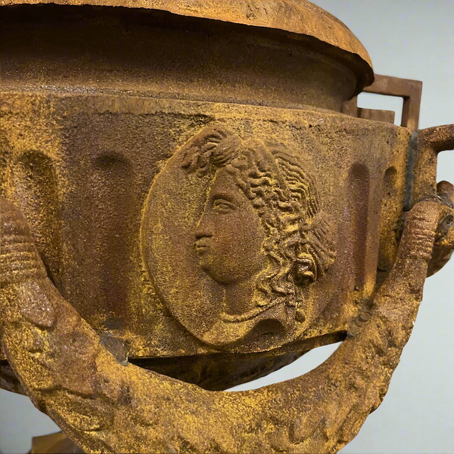 Antikolt öntöttvas kaspó díszítőelem, női profil dombormű, klasszikus stílusban.