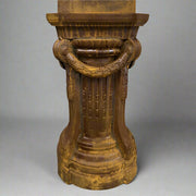 Öntöttvas posztamens részlet, füzérmintás dekorációval és patinás rozsdás felülettel.