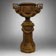 Château Jardin kollekció exkluzív öntöttvas díszkaspó posztamenssel, antikolt rozsda felülettel, műtermi világításban.