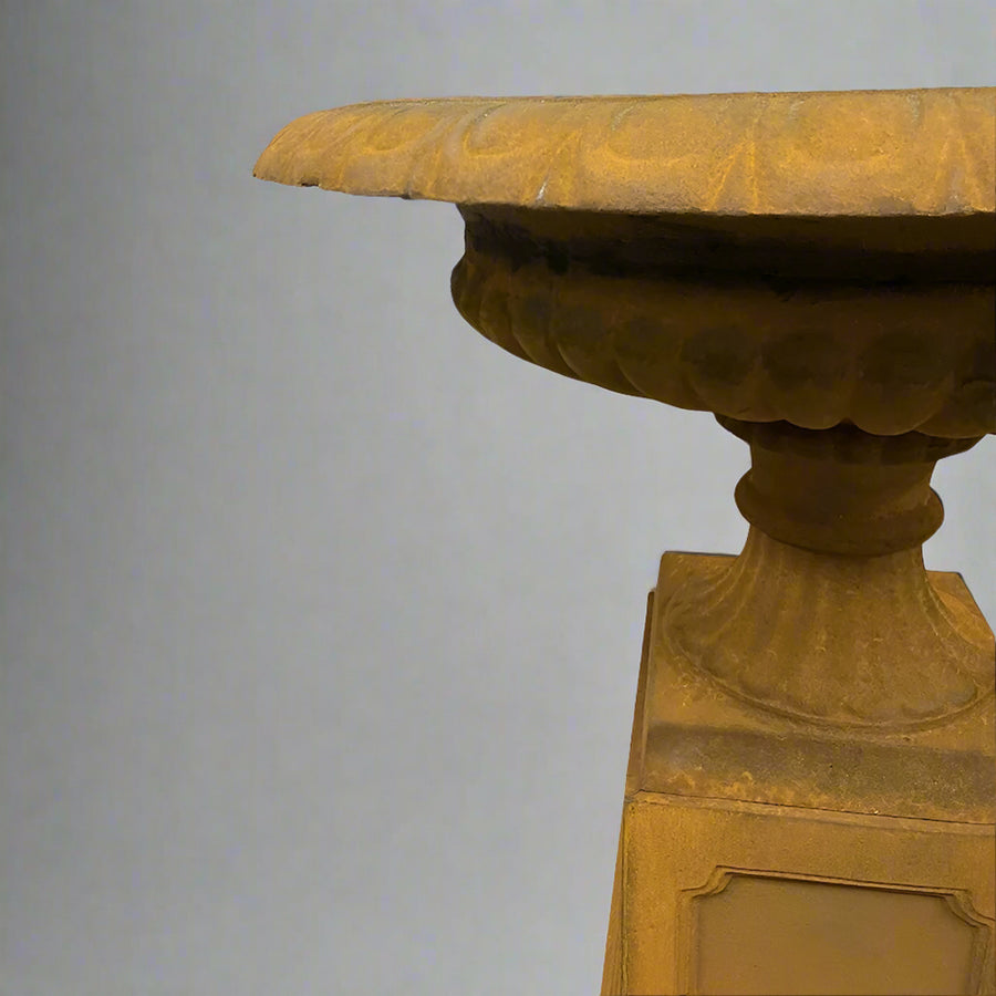 Öntöttvas kaspó részlet gazdagon díszített peremmel, antikolt rozsdaszínű felülettel a Château Jardin kollekcióból.