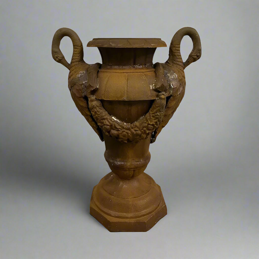 Château Jardin öntöttvas díszváza műtermi fotón, hattyúfejes fogantyúkkal és antikolt rozsdaszínű felülettel, klasszikus formavilágban.