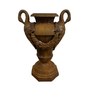 Château Jardin antikolt öntöttvas kerti díszváza hattyúfejes fogantyúval és virágfüzérrel, klasszikus rozsdaszínű felülettel, 72 cm magas.