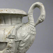 Antikolt öntöttvas kerti váza hattyúfej formájú fogantyújának részlete, Château Jardin kollekció, klasszikus krém felületkezeléssel.