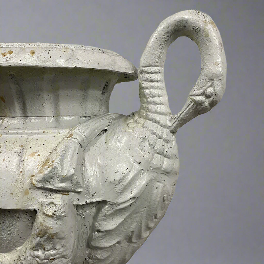 Antikolt öntöttvas kerti váza hattyúfej formájú fogantyújának részlete, Château Jardin kollekció, klasszikus krém felületkezeléssel.