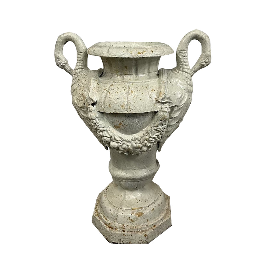 Château Jardin antikolt öntöttvas kerti díszváza hattyúfejes fogantyúval és virágfüzérrel, klasszikus krémszínű felülettel, 72 cm magas.