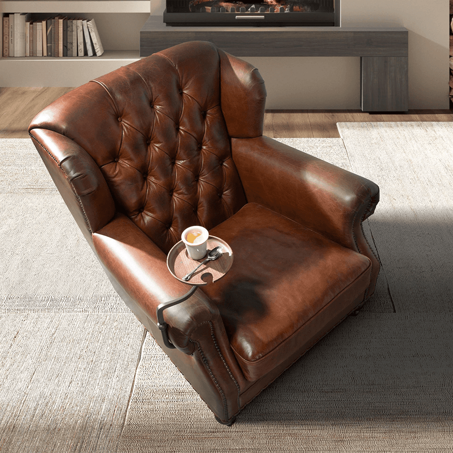 Chester konyakbarna bőrfotel kávéval a lehajtható tálcán, modern nappaliban
