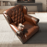 Chester konyakbarna bőrfotel kávéval a lehajtható tálcán, modern nappaliban