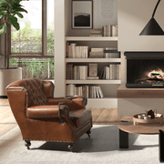 Chester konyakbarna bőrfotel könyvespolc mellett, kandallóval a háttérben