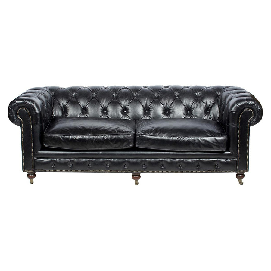Háromszemélyes fekete Chesterfield bőrkanapé elölnézeti képe, klasszikus mélygombos háttámlával és görgős lábakkal.