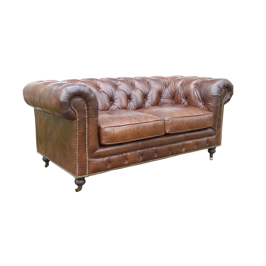 Vintage stílusú Chesterfield kanapé lekerekített karfákkal, antikolt bőr kárpittal, bal oldali átlós nézetből.