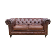 CHESTERFIELD CIGAR kétszemélyes dohánybarna bőrkanapé elölnézetből, klasszikus mélygombos háttámlával.