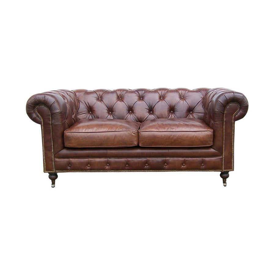 CHESTERFIELD CIGAR kétszemélyes dohánybarna bőrkanapé elölnézetből, klasszikus mélygombos háttámlával.