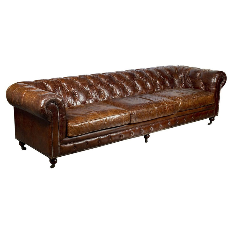 CHESTERFIELD CIGARE kanapé ferde nézetből, ívelt karfákkal és mély gombozással, 303 cm hosszúságban