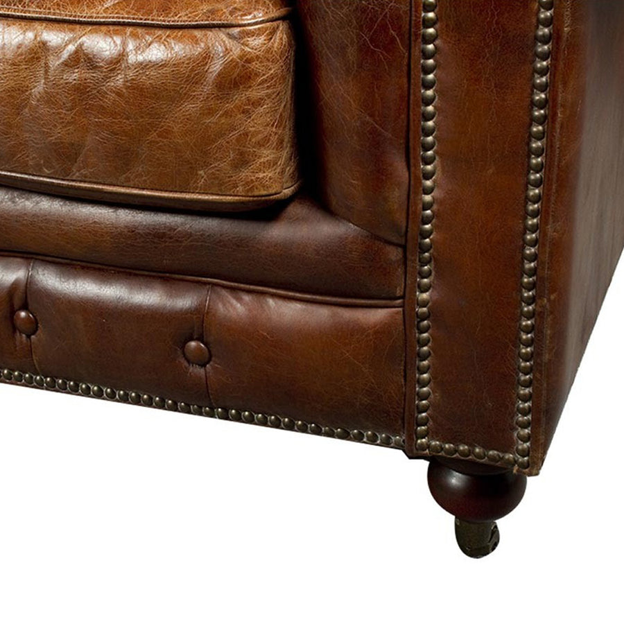 Klasszikus szegecselt részlet a CHESTERFIELD CIGARE kanapé karfáján, görgős lábbal