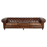 Antikolt dohánybarna bőrrel kárpitozott, klasszikus Chesterfield stílusú, 5 személyes kanapé elölnézetből