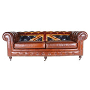 Egyesült Királyság bőrre festett zászlajával díszített, 3 személyes, kerekekkel ellátott klasszikus nagy Chesterfield kanapé, szemből fotózva.