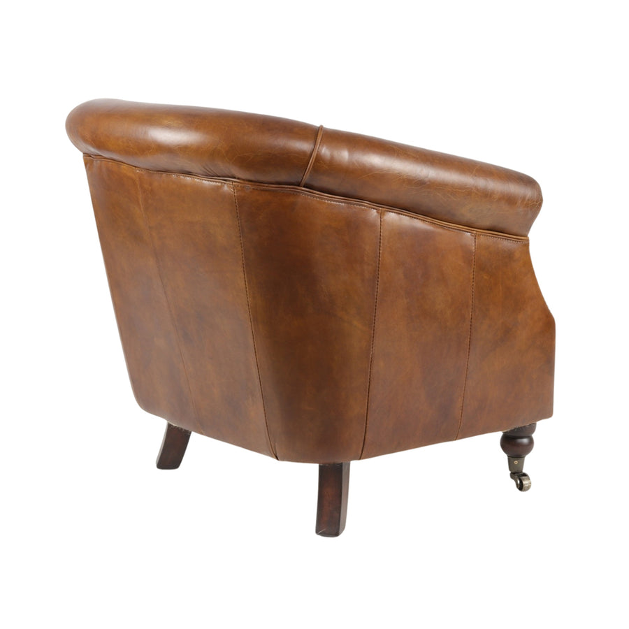 Churchill fotel hátulról oldalirányból fényképezve, sima bőrfelülettel