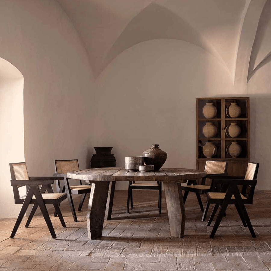 Étkezőasztal körül elhelyezett Cieza székek mediterrán enteriőrben.