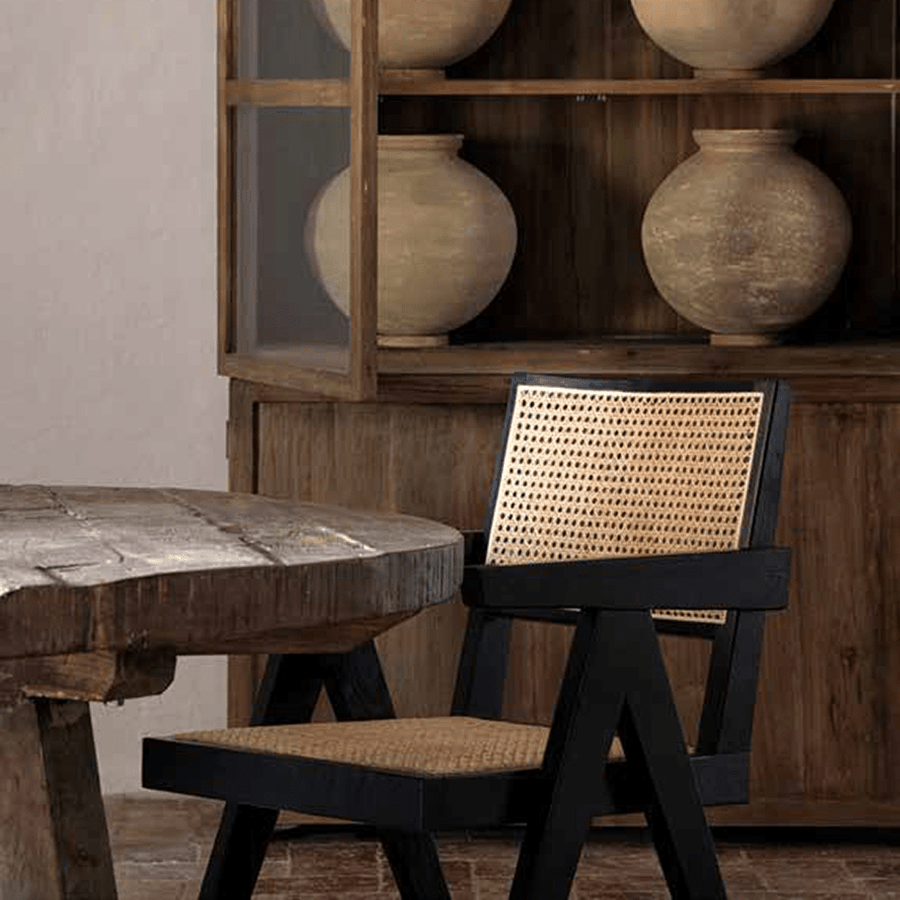 Cieza szék oldalnézete enteriőr környezetben, natúr fa bútorokkal.
