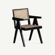 Fekete design karosszék oldalnézetből, natúr rattan ülőfelülettel.