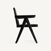 Cieza szék oldalprofilból, hangsúlyos karfákkal és háromszög alakú lábakkal