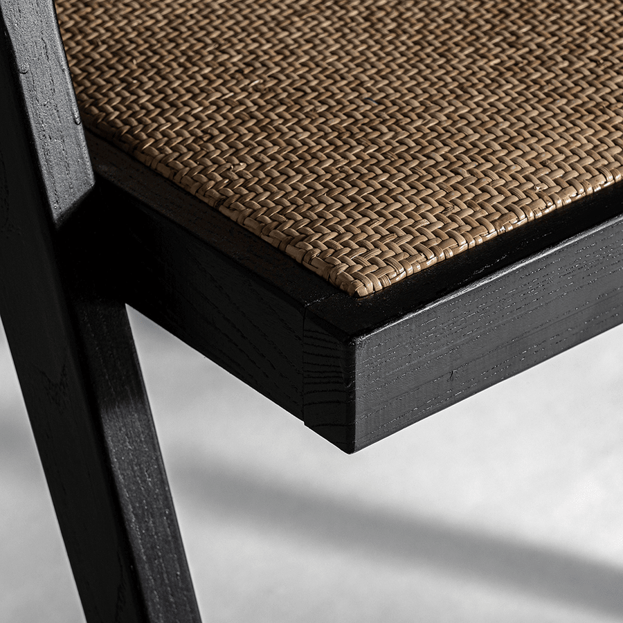 Rattan ülőfelület közelről, fekete fakeretben.