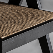 Rattan ülőfelület közelről, fekete fakeretben.