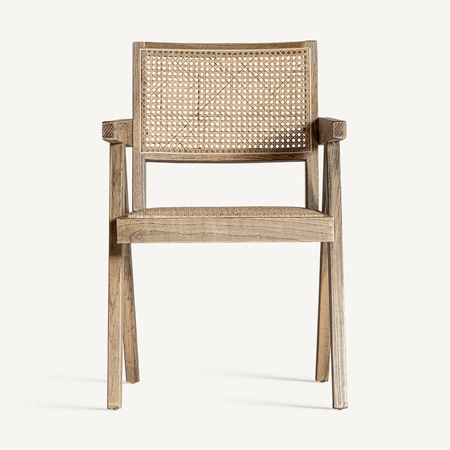Natúr színű szilfából készült karosszék előlnézeti képe, rattan háttámlával és ülőlappal..
