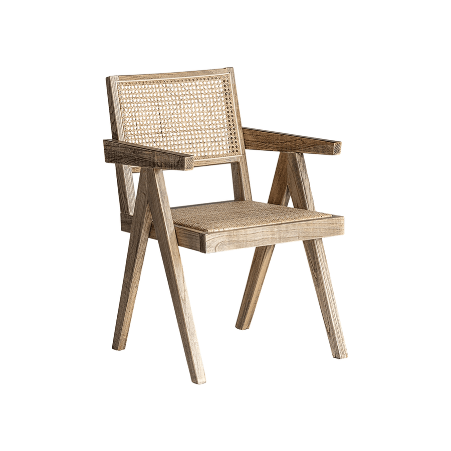 Modern formavilágú, natúr színű szilfa karosszék átlós nézetből, karfával és rattan háttámlával..