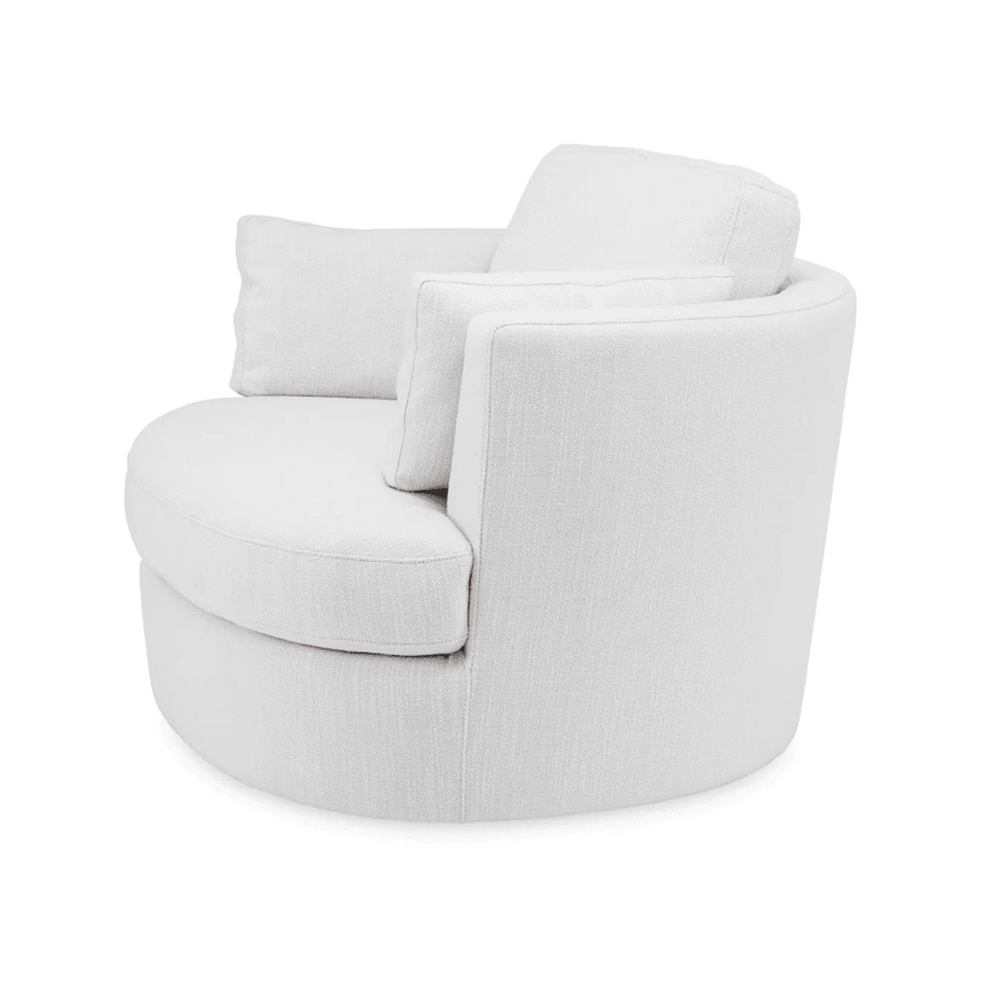 Fehér szövet fotel bal oldali nézetből, párnával és ívelt háttámlával.