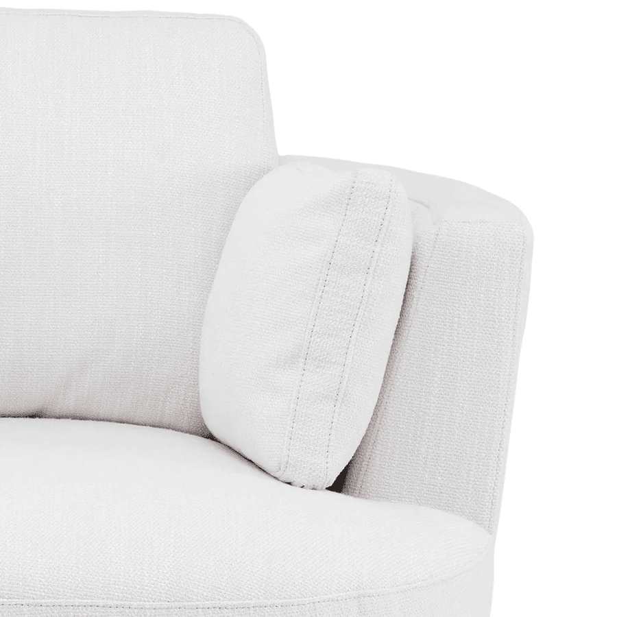 A Clarissa fotel karfája és párnája közelről, részletgazdag anyagstruktúrával.