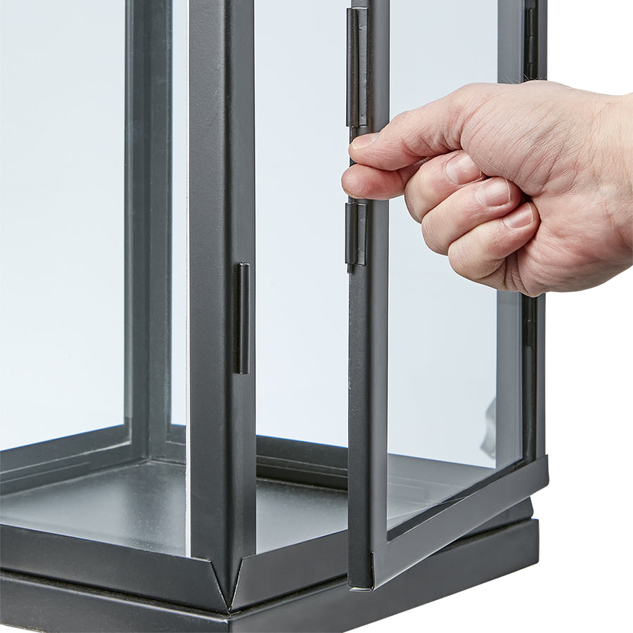 Modern, kortárs stílusú, rozsdamenetes acélból készült, fekete színű lámpás.