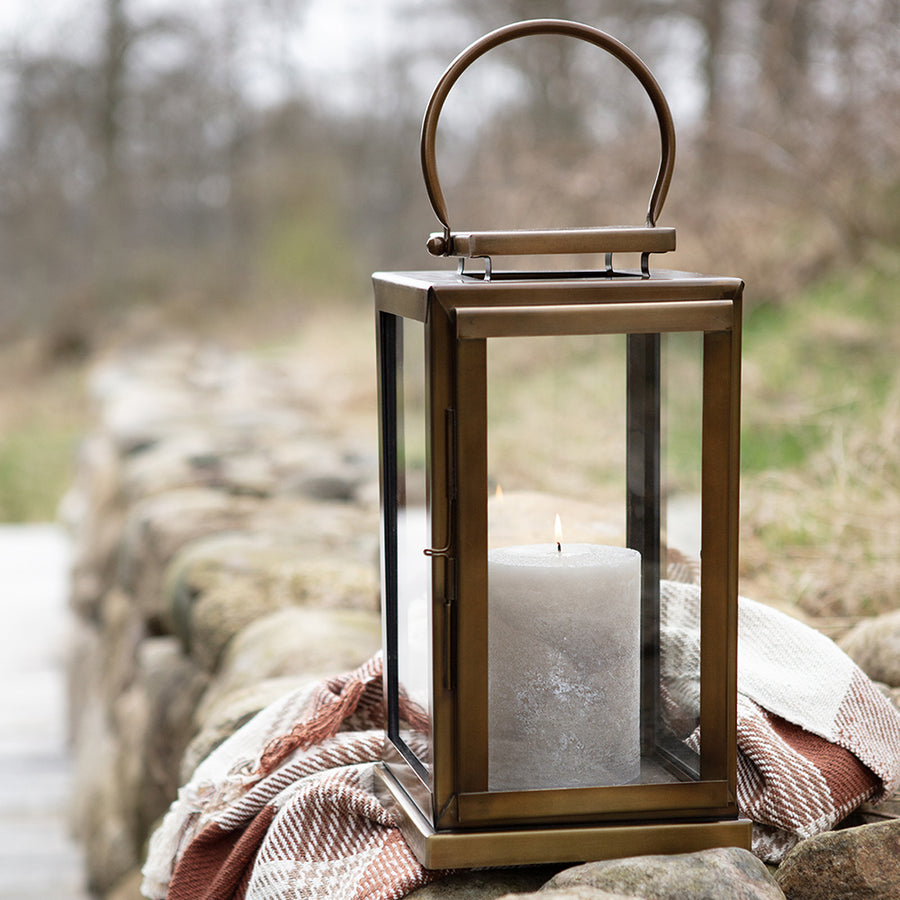 Modern, kortárs stílusú, rozsdamenetes acélból készült, sárgarézszínű lámpás.