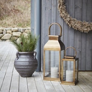 Rozsdamenetes acélból készült, sárgarézszínű lámpás.