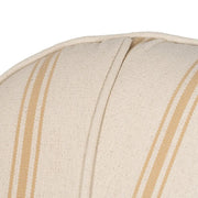 A kárpit textúrájának részlete – pamut-poliészter szövet okker csíkozással.